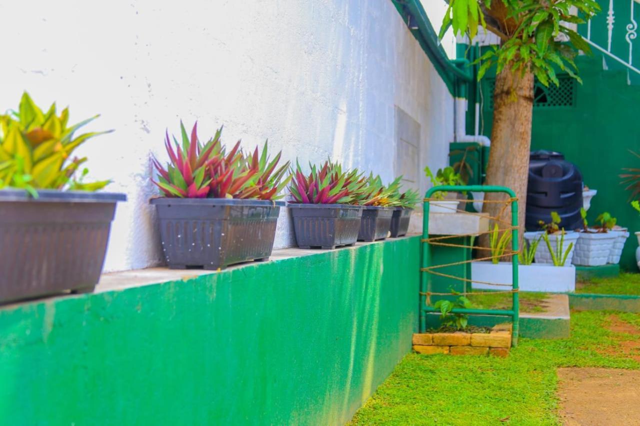 Niwahana Transit City Hotel Katunayake Exterior photo