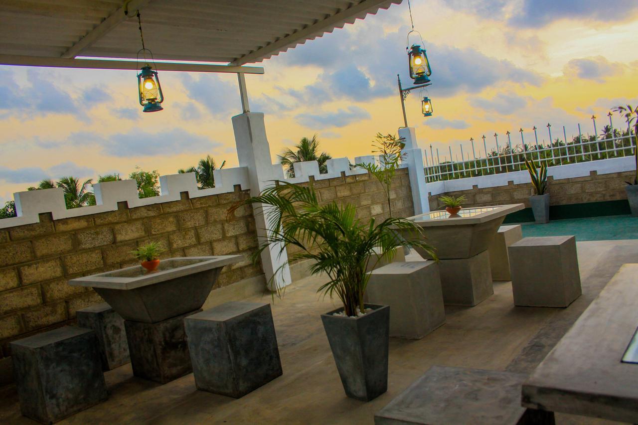 Niwahana Transit City Hotel Katunayake Exterior photo