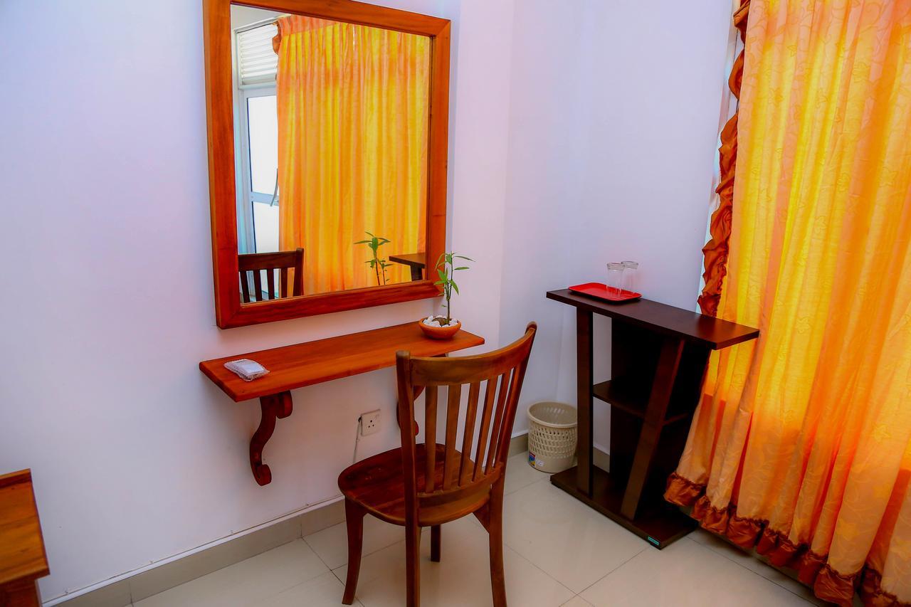 Niwahana Transit City Hotel Katunayake Exterior photo