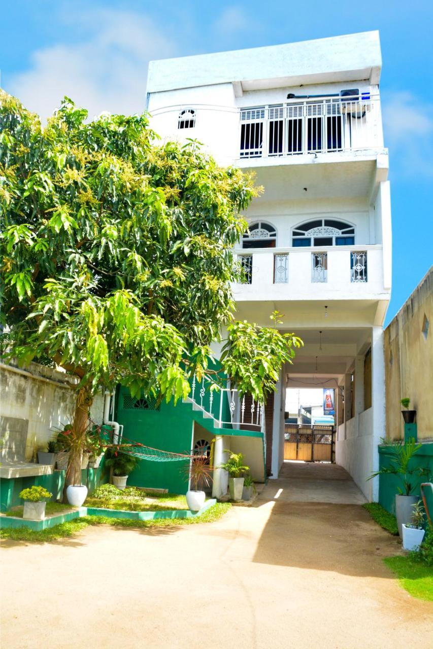 Niwahana Transit City Hotel Katunayake Exterior photo